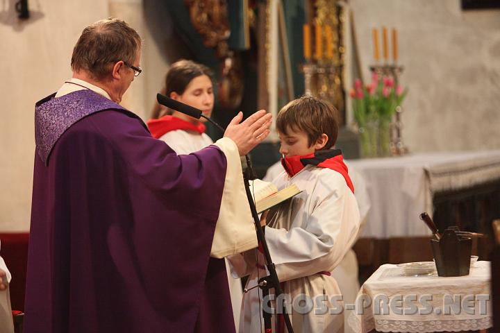 2010.02.17_19.16.36.jpg - Pfarrer Dller segnet die Asche fr das Aschenkreuz.