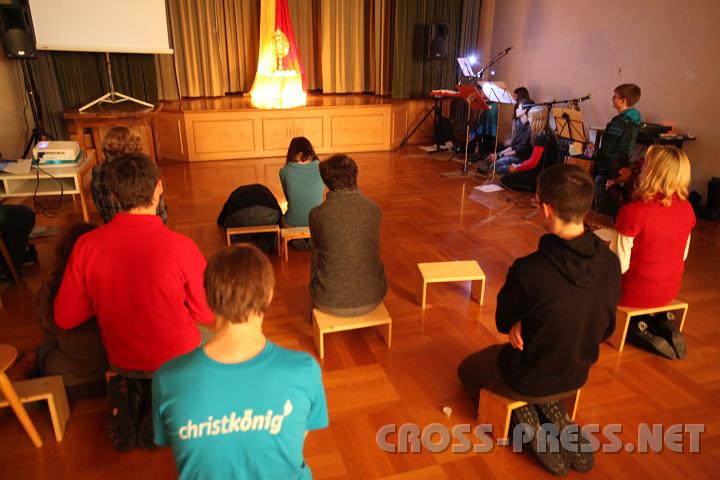 2010.11.27_22.02.20.jpg - Junge Christen von heute: links Laptop mit Beamer, rechts elektronsiche Rock-Instrumente, doch in der Mitte ist und bleibt Jesus.