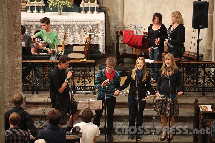 2011.05.20_19.21.26.jpg - Mit vielen neuen geistlichen Liedern gestaltete der Band der Gebetskreis Waidhofen die hl.Messe.