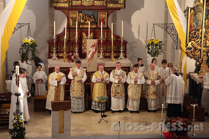 2013.11.10_09.37.36.jpg - Mit Diözesanbischof DDr. Klaus Küng konzelebrierten vier Priester und ein Diakon.