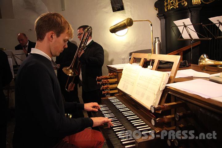 2013.11.10_10.26.01.jpg - Der Organist an seinem Instrument ...