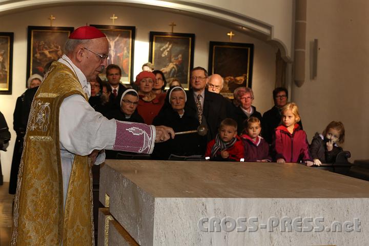 2013.11.10_10.30.28.jpg - Bischof DDr. Klaus Küng besprengt den Altar.