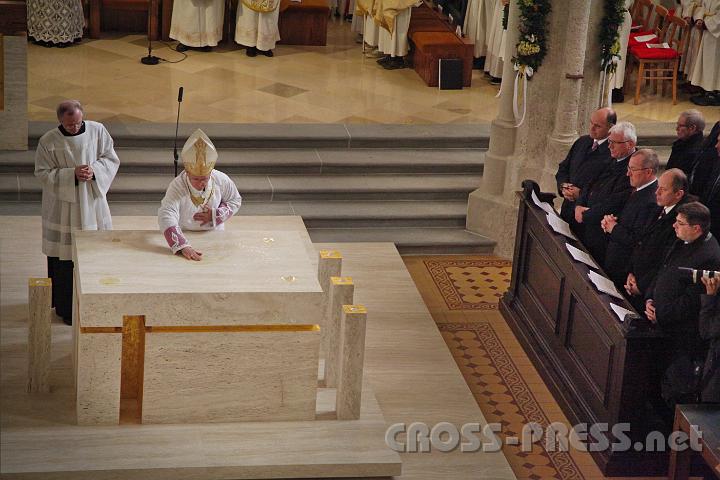 2013.11.10_10.33.20.jpg - Salbung des neuen Altares durch Bischof Küng.