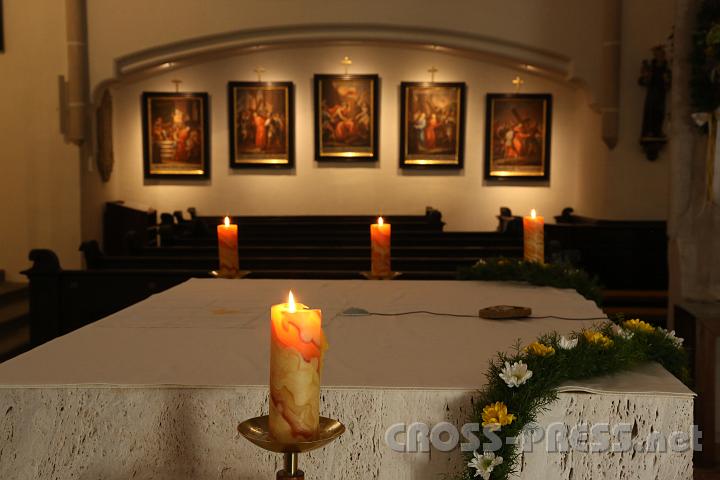 2013.11.10_13.54.32.jpg - Altar und Kreuzwegbilder