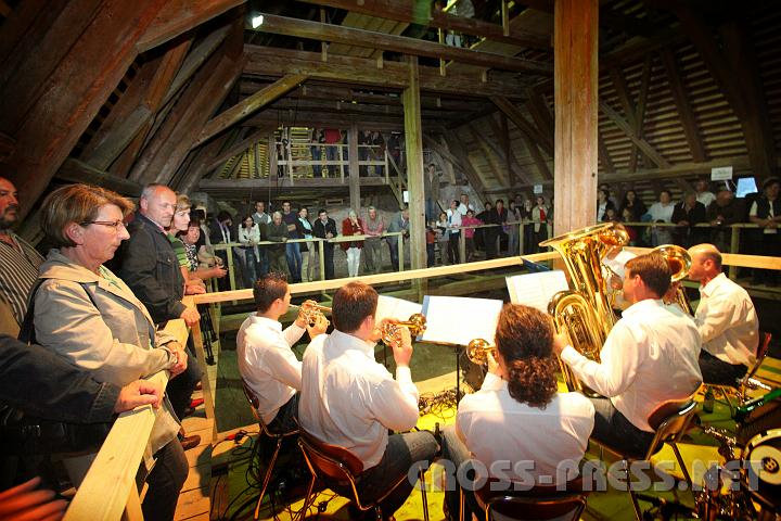 2010.05.28_20.45.56.jpg - Das Brasskonzert am Kirchendachboden lockte viele Besucher hinauf in den wirklich ungewhnlichen, berraschenderweise auch recht akustischen Raum des krzlich erneuerten Dachstuhls.