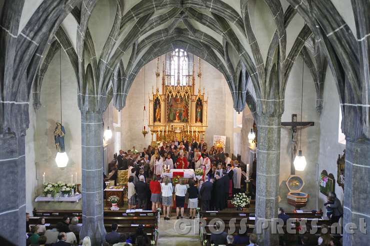 2016.05.21_10.39.01.JPG - Zum Abschluss-Segen kamen alle Firmlinge mit ihren Paten zum Altar.