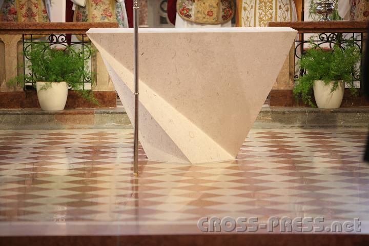 2011.10.16_09.03.49.jpg - Heute ist sein Tag: der neue Altar aus weißem Kalkstein.
