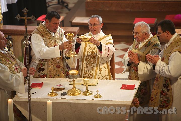 2011.10.16_10.42.20.jpg - Zum ersten Mal wird am neuen Altar die hl.Messe zelebriert.   V.l.n.r.: P.Gregor, Abt Berthold, Weihbischof Anton, P.Raphael und P.Jacobus.