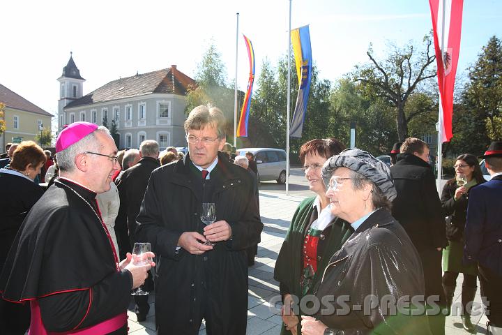 2011.10.16_12.17.28.jpg - Nach der Messe blieb der Weihbischof bei der Agape auf dem Marktplatz.