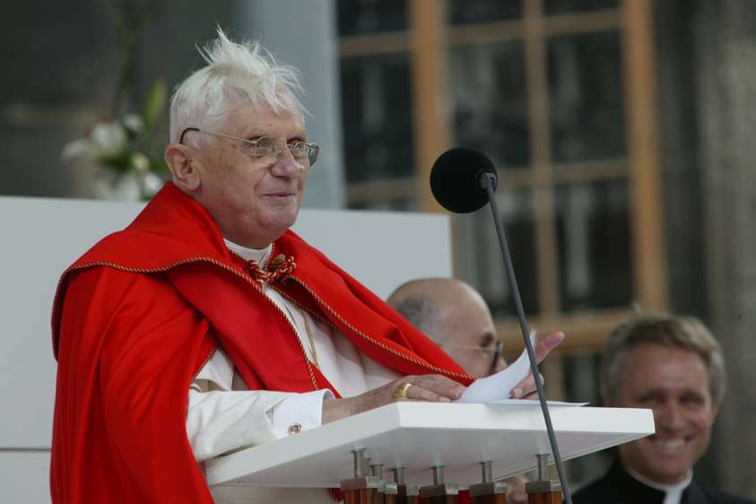 'Auf Christus schauen', Papstbesuch in Österreich 2007 Der Wind, das himmlische Knid (oder ist das der Hauch des Heiligen Geistes ?) zerzaust die päpstliche Frisur. ;)
