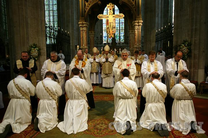 2008.04.24_11.13.06.JPG - Nach Kardinal, Abt und Prior legten alle anwesenden Priester ihren werdenden Amtsbrdern die Hnde auf.