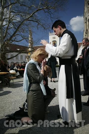 2008.04.24_14.39.03.JPG - Neupriester erteilten den traditionellen und von den Glubigen sehr begehrten Primiz-Segen.  So auch P. Pirmin Holzschuh.