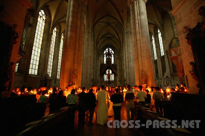 2008.07.04_20.35.14.JPG - Prozession durch Stiftskirche und Kreuzgang