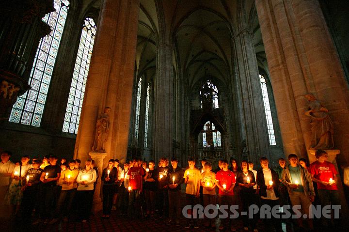 2008.07.04_20.36.27.JPG - Prozession durch Stiftskirche und Kreuzgang