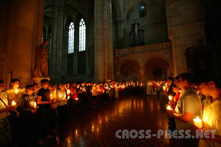2008.07.04_20.38.06.JPG - Prozession durch Stiftskirche und Kreuzgang