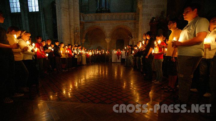 2008.07.04_20.38.32.JPG - Prozession durch Stiftskirche und Kreuzgang