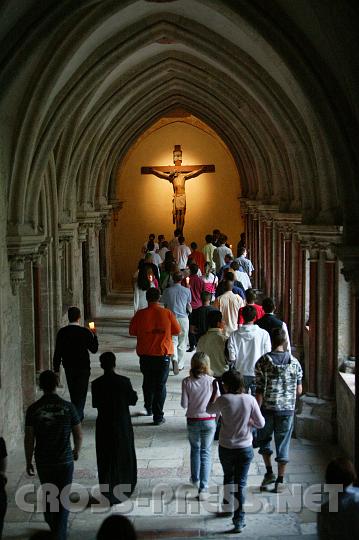 2008.07.04_20.42.14.JPG - Prozession durch Stiftskirche und Kreuzgang