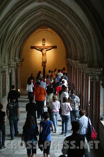 2008.07.04_20.42.18.JPG - Prozession durch Stiftskirche und Kreuzgang