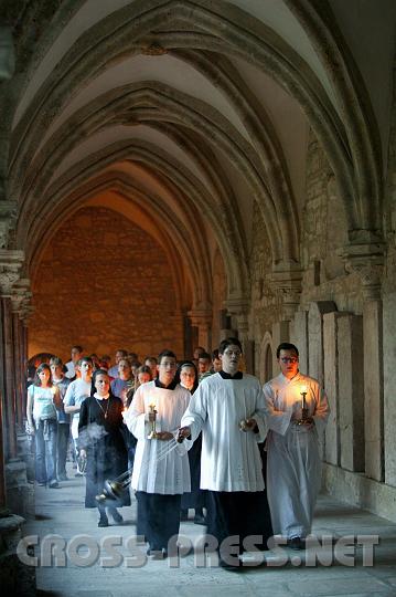 2008.07.04_20.43.00.JPG - Prozession durch Stiftskirche und Kreuzgang