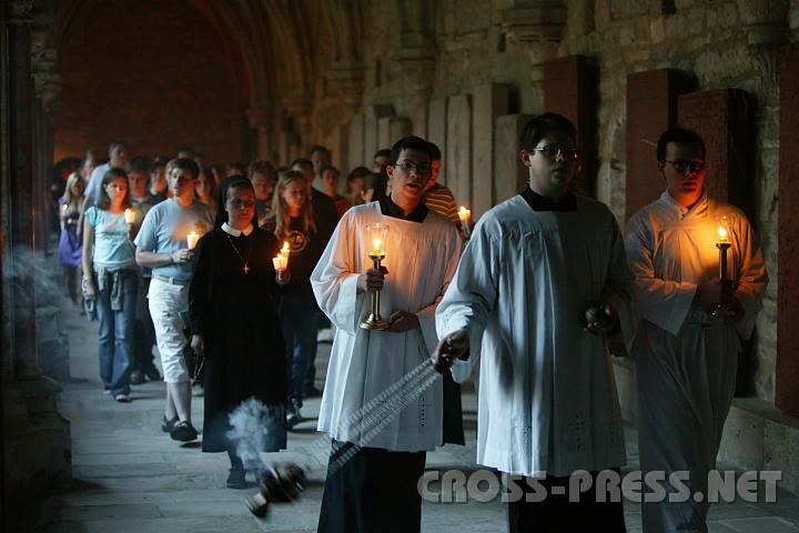 2008.07.04_20.43.17.JPG - Prozession durch Stiftskirche und Kreuzgang