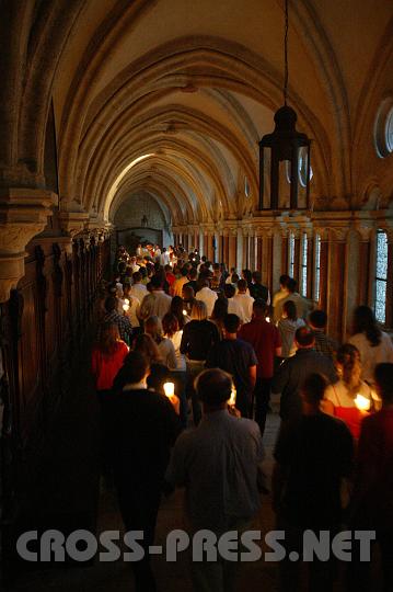 2008.07.04_20.44.39.JPG - Prozession durch Stiftskirche und Kreuzgang