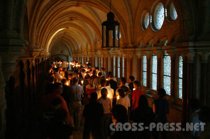 2008.07.04_20.44.48.JPG - Prozession durch Stiftskirche und Kreuzgang
