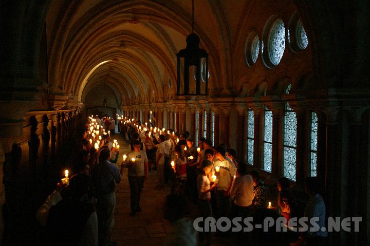 2008.07.04_20.44.58.JPG - Prozession durch Stiftskirche und Kreuzgang