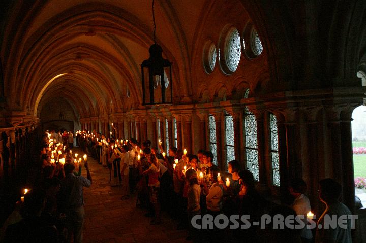 2008.07.04_20.45.15.JPG - Prozession durch Stiftskirche und Kreuzgang