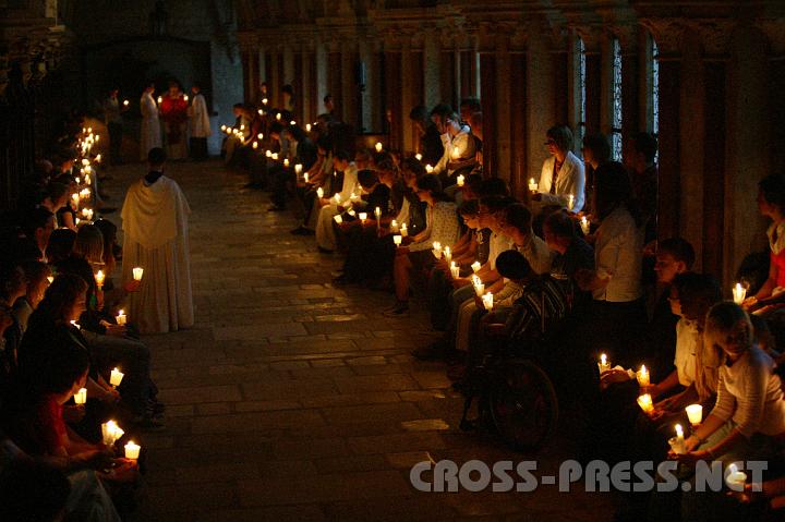 2008.07.04_20.46.04.JPG - Prozession durch Stiftskirche und Kreuzgang