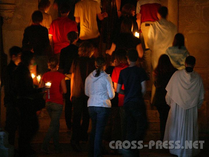 2008.07.04_20.51.35.JPG - Prozession durch Stiftskirche und Kreuzgang