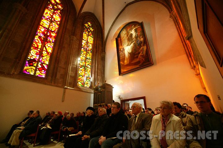 2008.11.16_11.06.03.JPG - Die Bernardi-Kapelle ist fast immer zu klein, um alle Besucher und Mitbeter aufzunehmen.