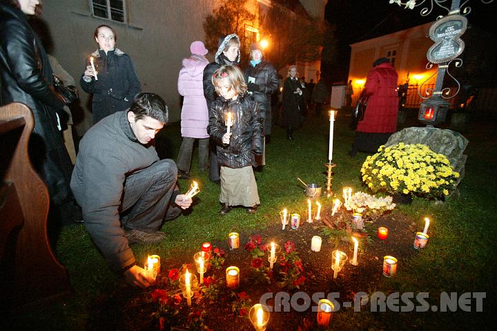 2008.11.15_20.27.00.JPG - Viele Glubige stellten Kerzen auf das Grab von Abt Karl Braunstorfer.