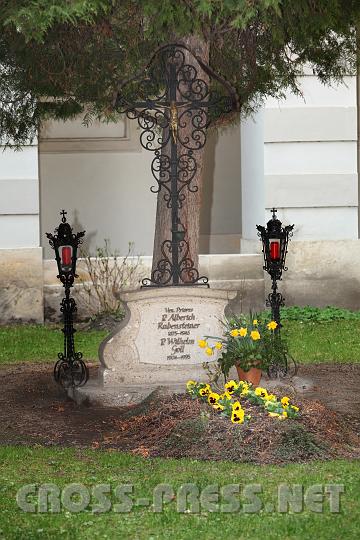 2009.04.06_13.24.08.jpg - Grab des Priors P.Albreihs Rubensteiner, den die sowietischen Besatzer im Jahr 1945 in der Kirche exekutierten.