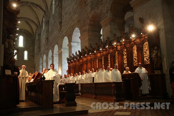2009.08.14_17.03.26.jpg - Die eingekleideten Novizen drfen zum ersten Mal am Gebet im Chorgesthl teilnehmen.