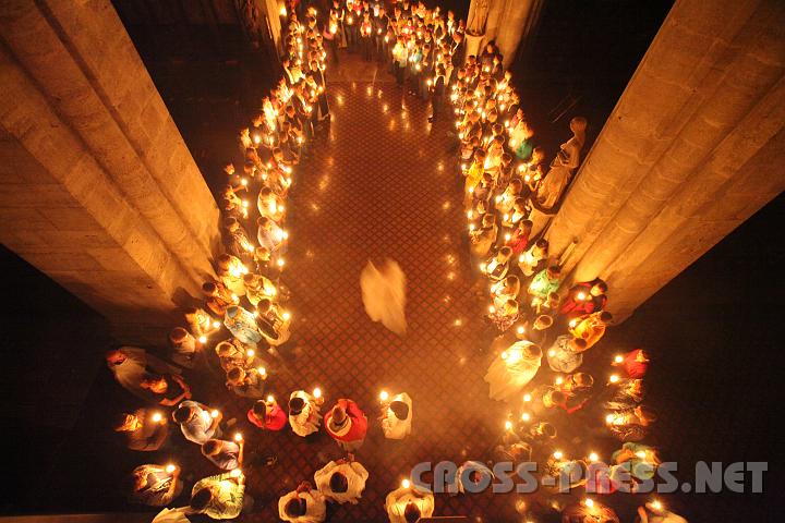 2009.09.04_20.43.33.jpg - Feierlich in absoluter Stille ziehen die Jugendlichen mit Kerzen in die Stiftskirche ein, um hier in wunderbarer mystischer Stimmung singend zu beten.