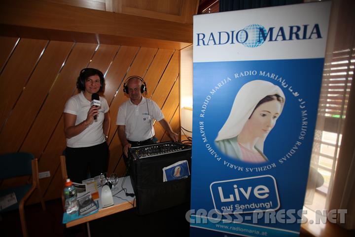 2009.10.08_15.59.20.jpg - Christa Neugebauer und Bernhard Grimm bertragen den Vortrag von Dr. Schulmeister auf Radio Maria.