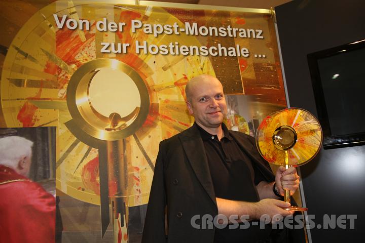 2009.10.08_17.09.09.jpg - Bei Mag. Heinz Ebner ist jede Monstranz ein Unikat - in Anlehnung an die 2007 von ihm gestaltete "Papstmonstranz" aus Fusingglas.