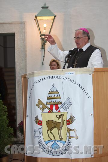 2009.10.10_17.40.35.jpg - Abt Gregor Henckel Donnersmarck freute sich, dass aus dem ursprnglichen Getreidespeicher, der Jahrhunderte lang zur leiblichen Versorgung des Stiftes diente, jetzt ein geistiges Zentrum wird.