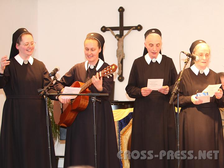 2010.02.28_15.48.07.jpg - "Singin' Sisters."  Marienschwestern von Schnstatt am Kahlenberg in Action.  ;)