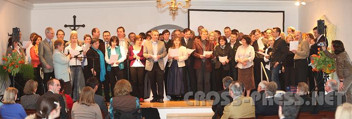 2010.02.28_16.38.59a.jpg - Chor des Schnstatt-Familienbundes, der 170 Familien umfasst.