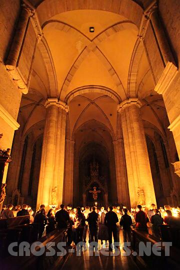 2010.04.09_19.32.40.jpg - Highlight der Jugendvigil ist das gemeinsame Singen und Beten bei Kerzenlicht in der Stiftskirche.