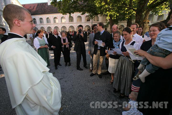 2010.08.15_17.47.35.jpg - Den Pater Damian singt seine "Fan-Gemeinde" ein Stnzchen.