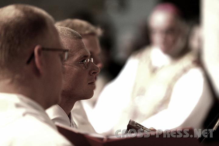 2010.08.16_16.19.46.jpg - Die Diakone bekamen vom Abt symbolisch das Evagelium berreicht, um sie an ihren Auftrag, die Frohe Botschaft zu verknden, zu erinnern.