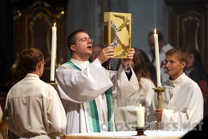 2010.08.28_18.57.09.jpg - Herr Petrus Stockinger las bei der Pontifikalmesse das Evangelium.