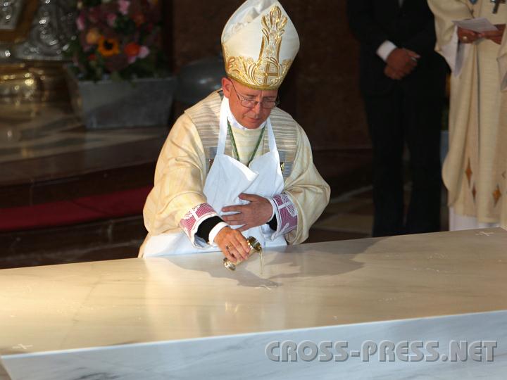 2010.09.12_12.15.05.jpg - Dizesanbischof DDr. Klaus Kng salbt den Altar mit Chrisaml.