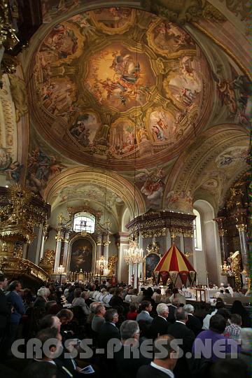 2010.09.12_13.31.59.jpg - Befreit von bermalungen und Kerzenru der Jahrhunderte leuchten die Fresken von Antonio Beduzzi wieder in ihrer ursprnglichen Farbenpracht.