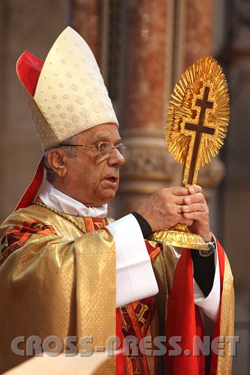 2010.09.25_11.42.14.jpg - Erzbischof Farhat erteilt den Schlusssegen mit der Kreuzesreliquie.
