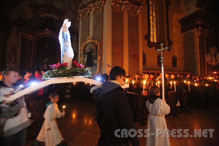 2010.12.07_21.23.44.jpg - Zur Prozession trugen die Jugendlichen eine Statue von Maria, Jesu und zugleich ihrer Mutter, mit.