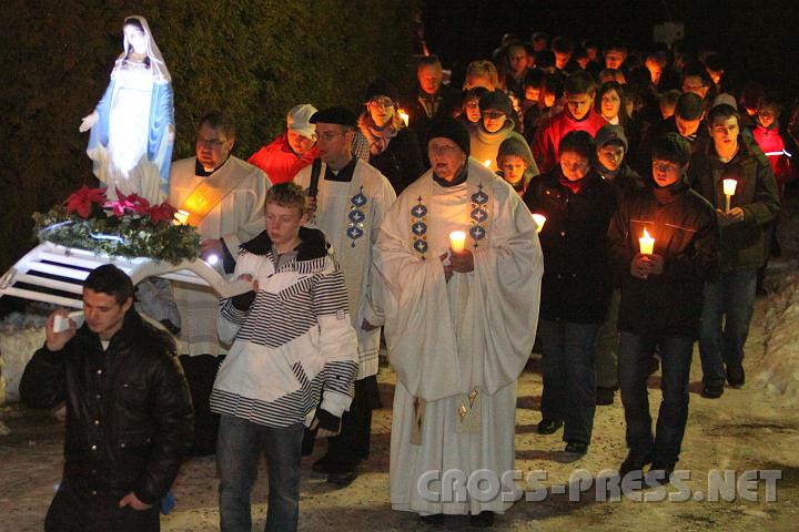 2010.12.07_21.30.16b.jpg - Lichterprozession um die verschneite Basilika mit der Mutter Jesu und Pater Karl Wallner.