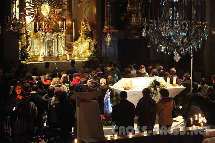 2010.12.07_22.33.27.jpg - Die Jugendlichen erfllten den Altarraum der Basilika, als sie ihr Taufversprechen erneuerten und ihre Weihe an Jesus durch Maria vollzogen.